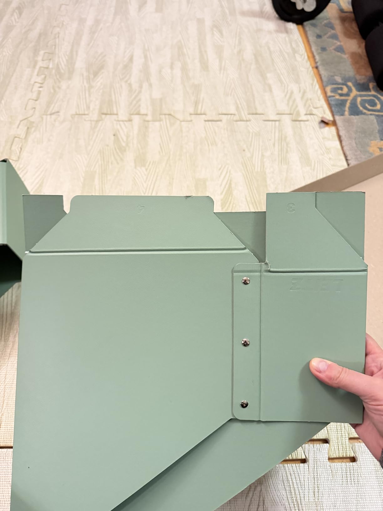 Eine Box kam geknickt an